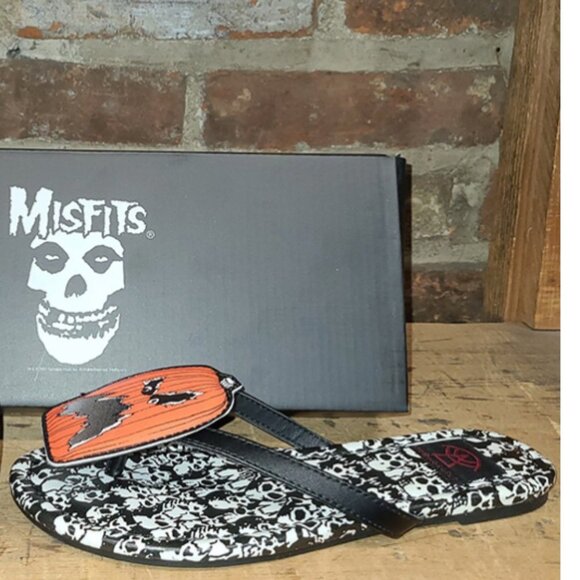 Strange Cvlt MISFITS Halloween Pumpkin Punk Womens Flip Flops 12M NEW IN BOX - Picture 2 of 2